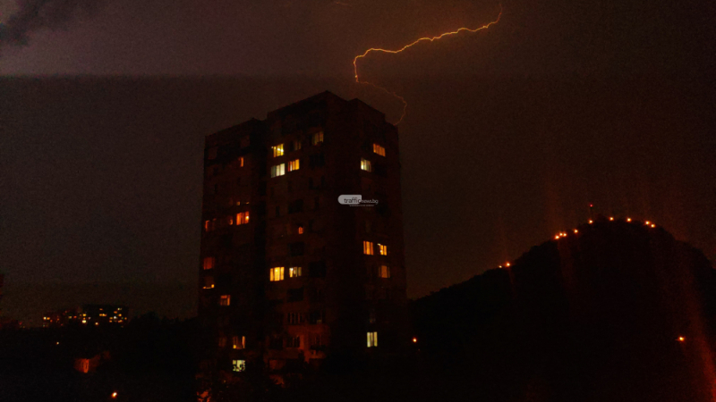 В Пловдив е страшно! Гръмотевици раздират небето, дъждът се лее като из ведро СНИМКИ 