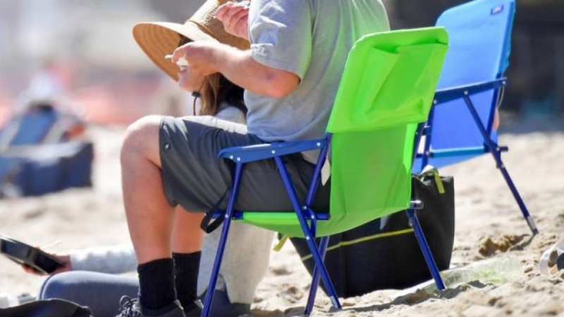 Холивудска звезда си носи храна от вкъщи на плажа СНИМКИ
