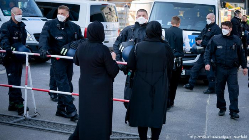На това място в Германия господства шариата, полицаите влизат готови за война