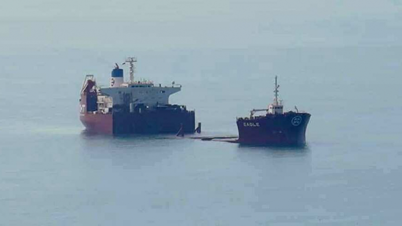 Потъващ кораб ужаси хората във Варна СНИМКА