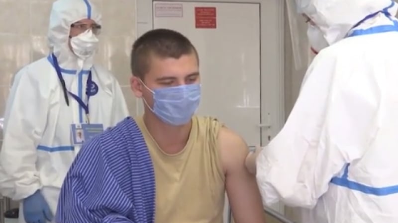 Уникално ВИДЕО: Русия показа как бие първата ваксина срещу К-19
