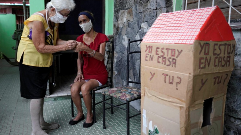 Няма да повярвате как тази жена от Хавана се предпазва от К-19 СНИМКИ