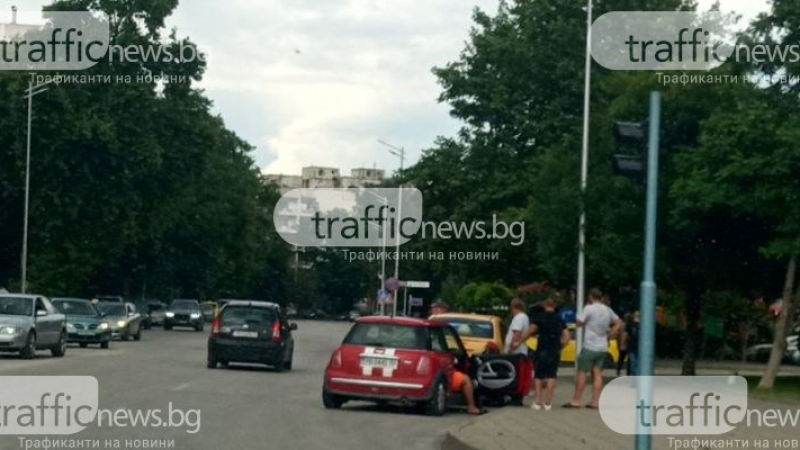 Зрелищна катастрофа с такси в Пловдив СНИМКИ 