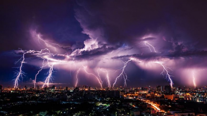 Гръмотевични бури и градушки удрят България в петък, страшно ще е в...