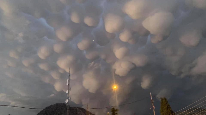 Заснеха приказно красиви облаци, предвестник на нещо страшно СНИМКИ 