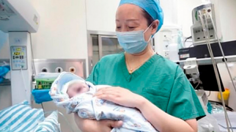Жена в Ухан роди близнаци с интервал от 10 години