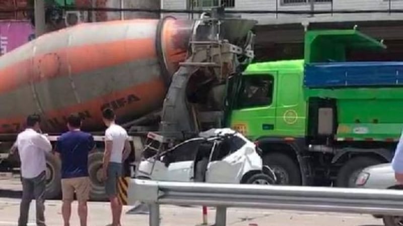 Камиони сплескаха кола като консерва в ужасяваща катастрофа ВИДЕО