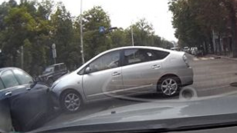 Страшно ВИДЕО от сблъсък на две коли на ключов софийски булевард