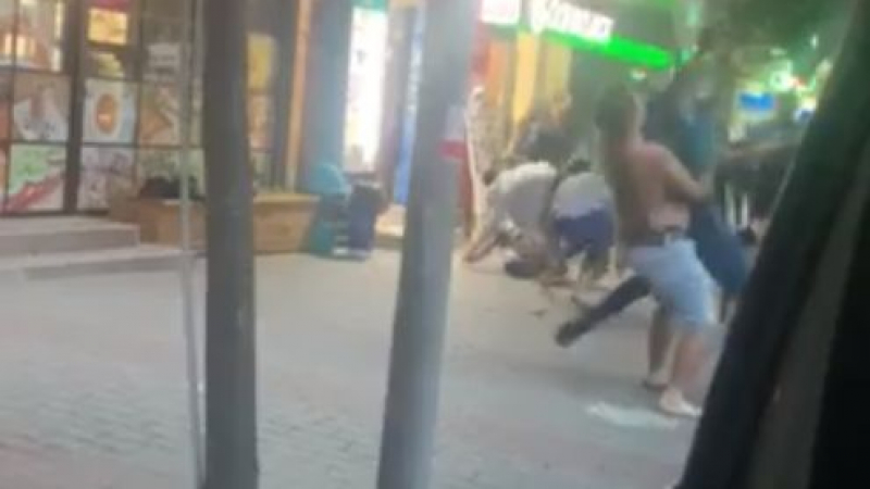 Мъже се млатят като обезумели на пъпа на Търново заради продавачка ВИДЕО 