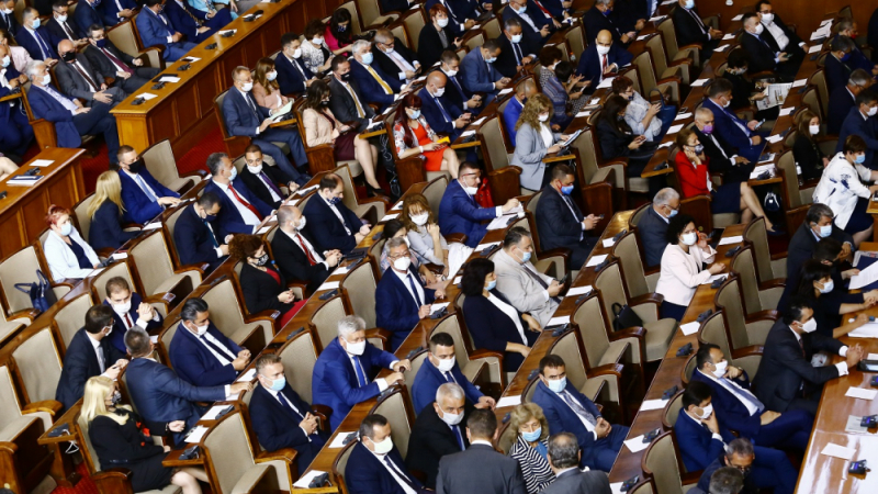 Лют скандал в парламента заради маските, ГЕРБ и БСП се хванаха за гушите