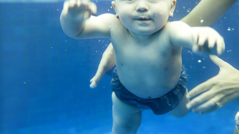 75 милиона гледаха ВИДЕО как нафукана майка хвърля бебето си в басейн, валят смъртни заплахи