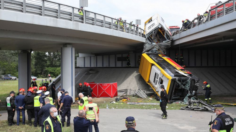 Кървав ад! Пълен с хора автобус падна от мост във Варшава ВИДЕО