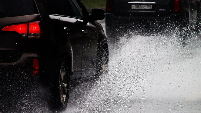 Какви опасности дебнат шофьорите при гръмотевична буря