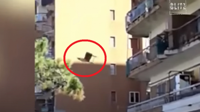Наши цигани хвърлят столове от терасите по италианци, те разбиват колите им ВИДЕО
