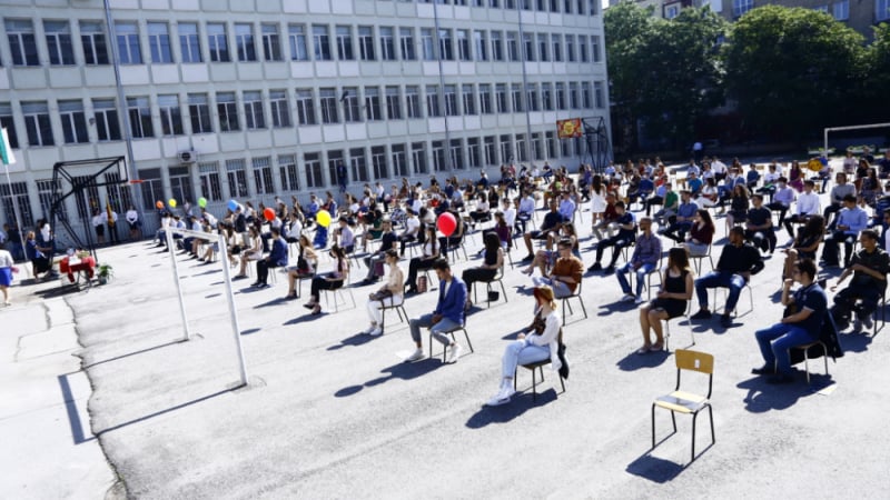 Фоторепортаж в БЛИЦ: Невиждана гледка в дворове на столични училища 