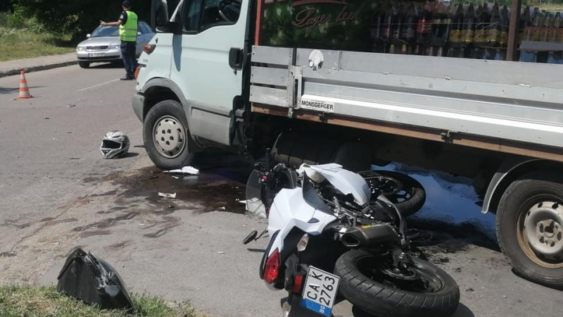 Зверска катастрофа между моторист и камион с бира СНИМКИ