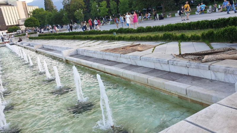 Ново безумие: Превърнаха фонтаните пред НДК в пералня за килими СНИМКА 