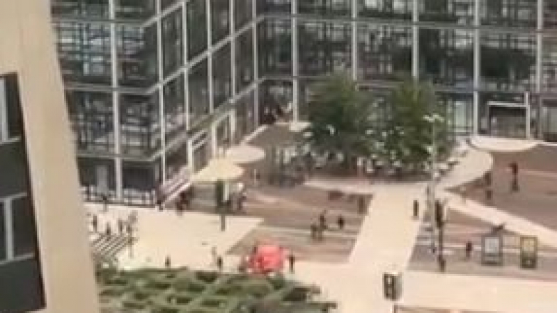 Страшен екшън в търговски център в Париж, евакуират всички посетители 