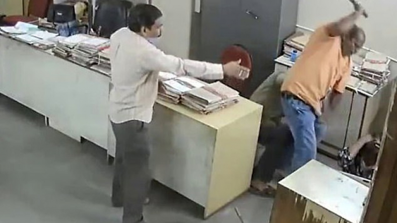 Шокиращо ВИДЕО 18+: Жена бе пребита от колега заради забележка да си сложи маската 