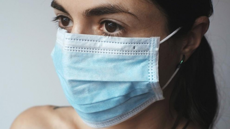 Западът остава скептичен към носенето на маски срещу коронавирус  