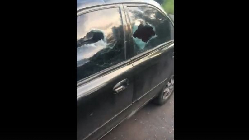 Брутално отмъщение: Собственик разби чужда кола, паркирана пред къщата му ВИДЕО 18+