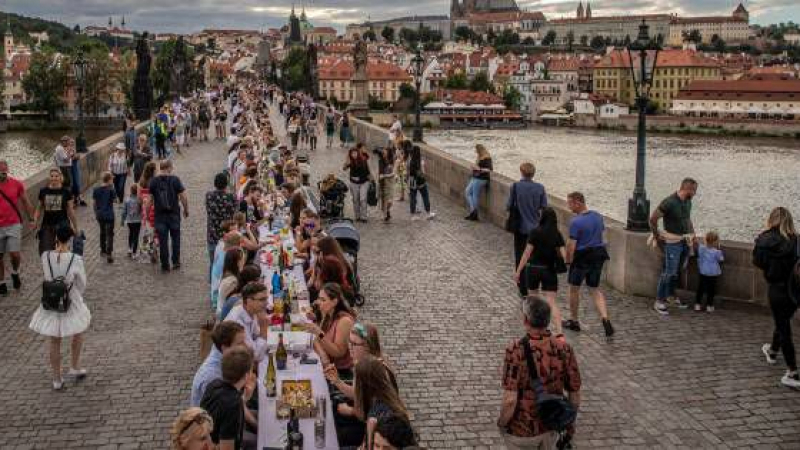 Чехия приключи пандемията с пир на маса, дълга 500 метра 