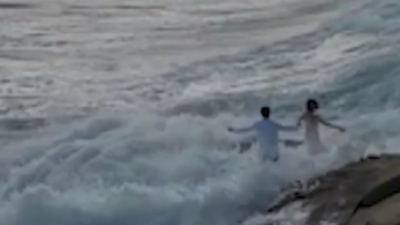 Младоженци преживяха страшен кошмар на брега на океана ВИДЕО 