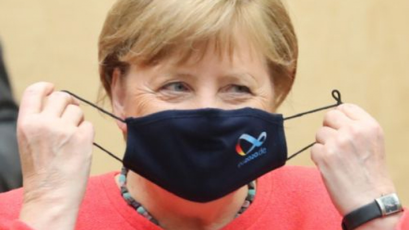 Меркел за първи път публично се появи с маска СНИМКА