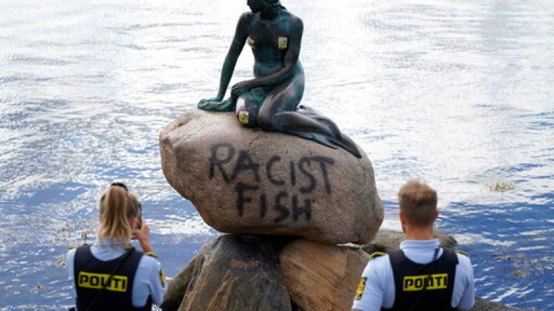Докъде се докараха: Омазаха с боя "расистката" Малка русалка в Копенхаген СНИМКА