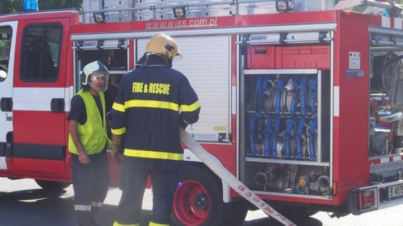 Сигнал до БЛИЦ: Огнен ад с пожарни и полиция в Нови Искър