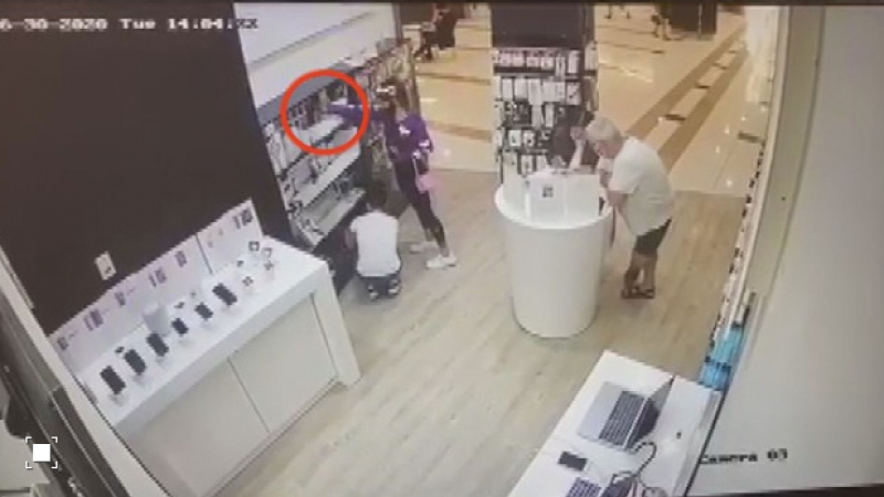 Нагло: Жена влезе в магазин в столичен мол и под носа на продавачката... СНИМКИ