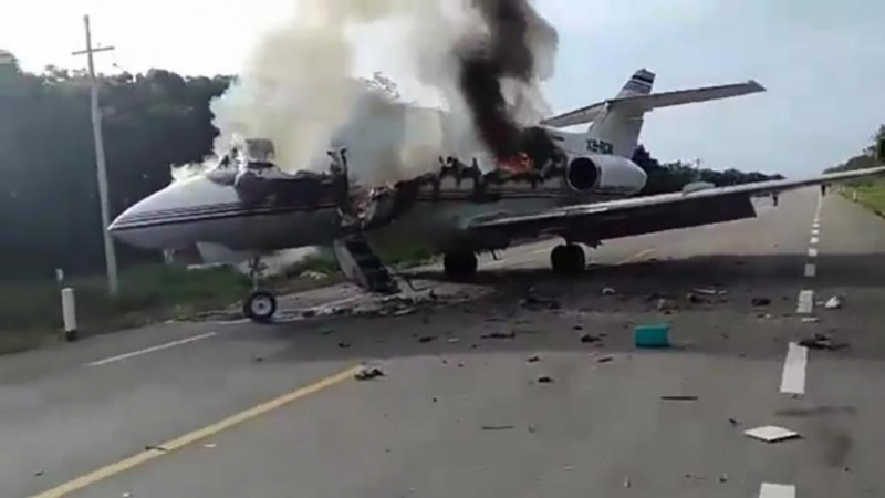 Подпалиха самолет в Мексико ВИДЕО