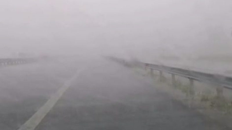 Мощна буря удари магистрала "Струма", градушка помля колите ВИДЕО