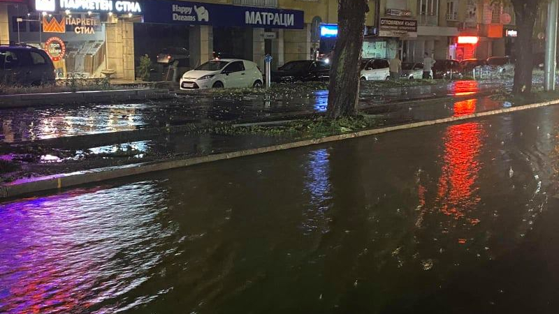 Кошмар! Чисто новият бул. "България" е под вода СНИМКИ