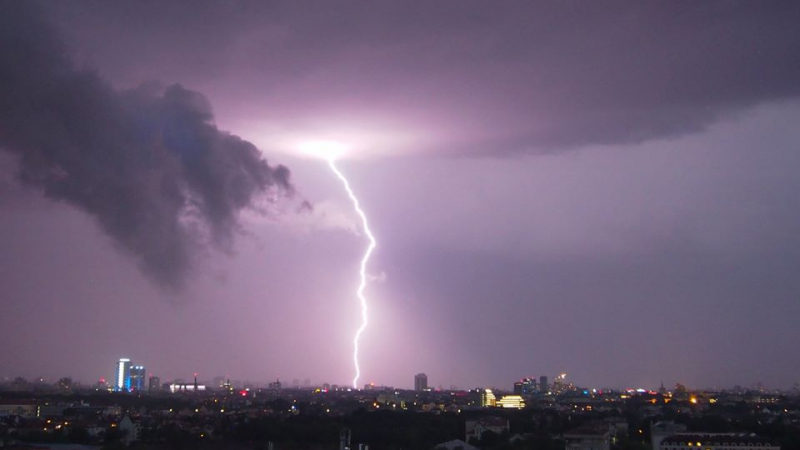 Извънредни новини след библейския потоп в София, има пострадал след паднала мълния