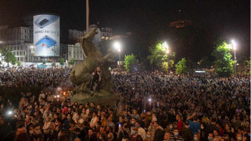 Бунт срещу карантината в Белград, протестиращи нахлуха в парламента