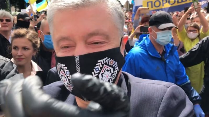 Порошенко вбесен пред съда счупи камерата на журналист ВИДЕО 
