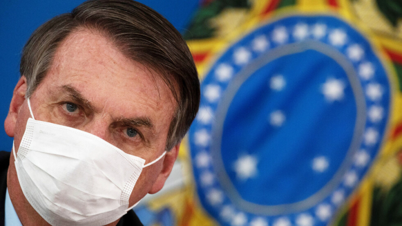 Скандално: Заразеният с коронавирус президент на Бразилия свали маската си пред журналисти ВИДЕО