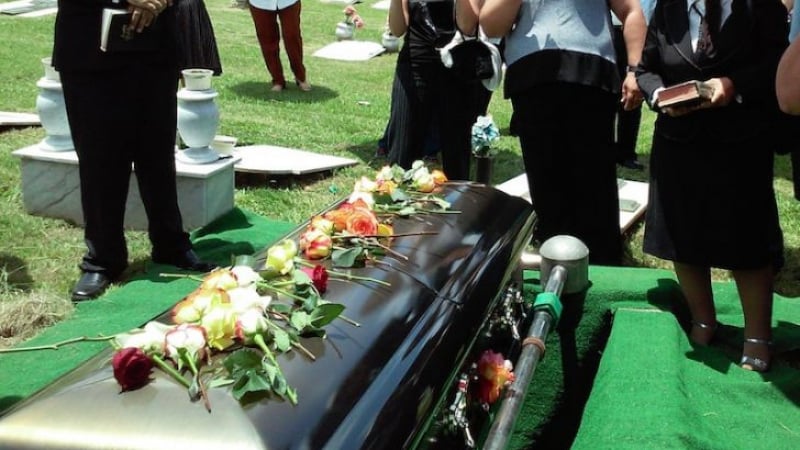 По време на погребение син откри непозната жена в ковчега на майка си
