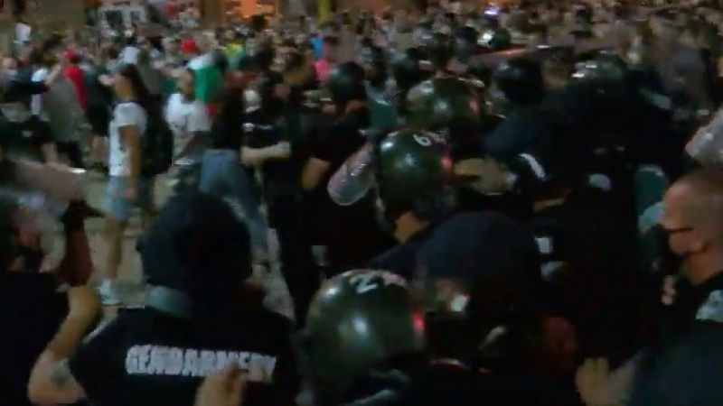Отново сблъсъци на протеста, полицията праща подкрепление пред Министерски съвет