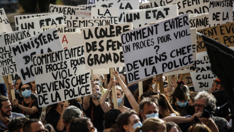 Стотици жени скочиха на френския вътрешен министър, съден за изнасилване