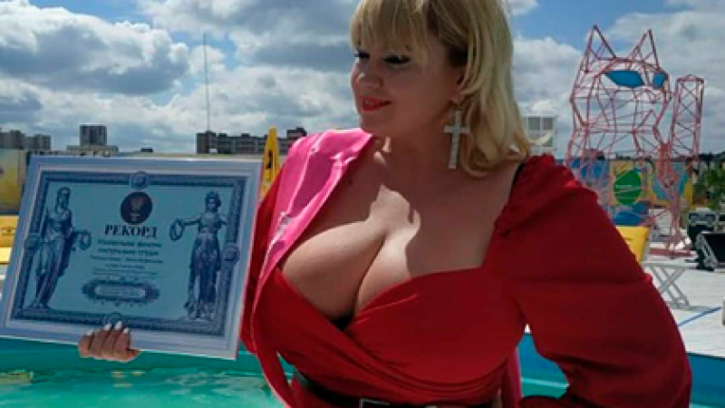 Откриха жената с най-големи гърди в Украйна! СНИМКИ 18+
