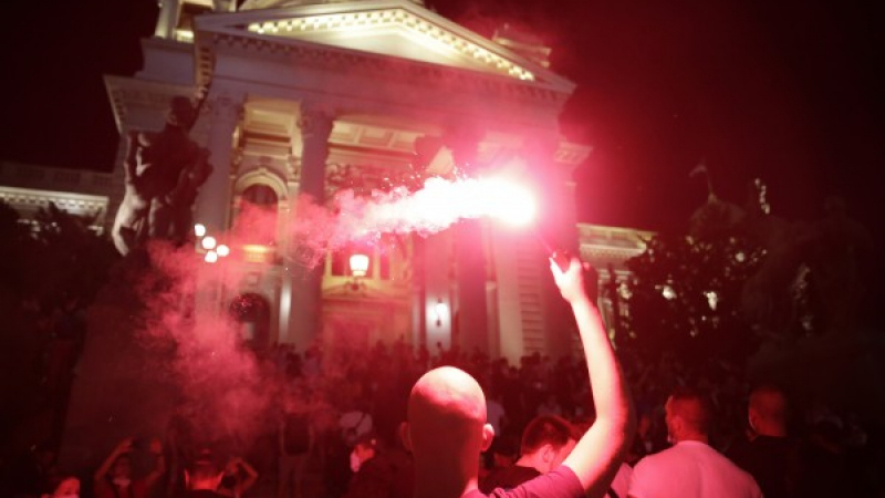 Протестиращите в Белград нахлуха в сградата на парламента ВИДЕО