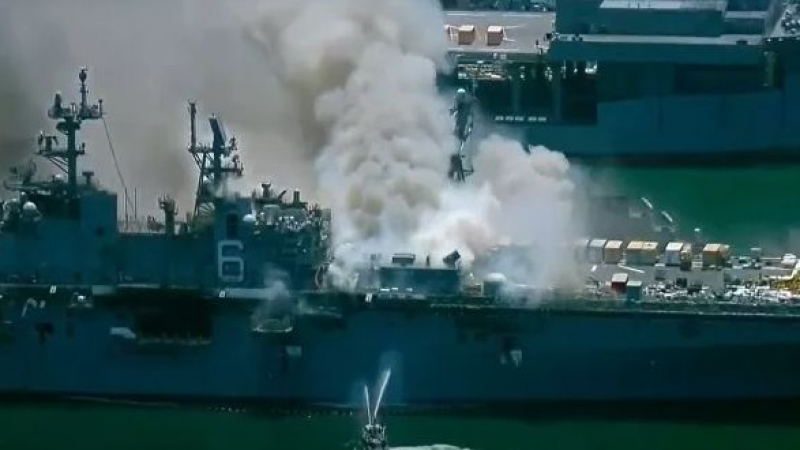 Мощен взрив и пожар на десантен американски кораб ВИДЕО