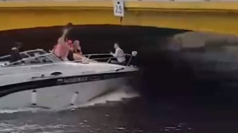 Видео запечата инцидент на катер с туристка по бански