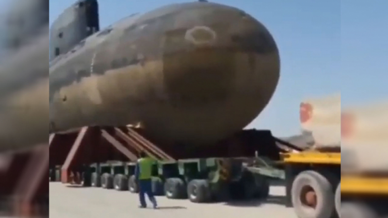 Зрелищно ВИДЕО: Камиони буксират огромна руска подводница в пустиня