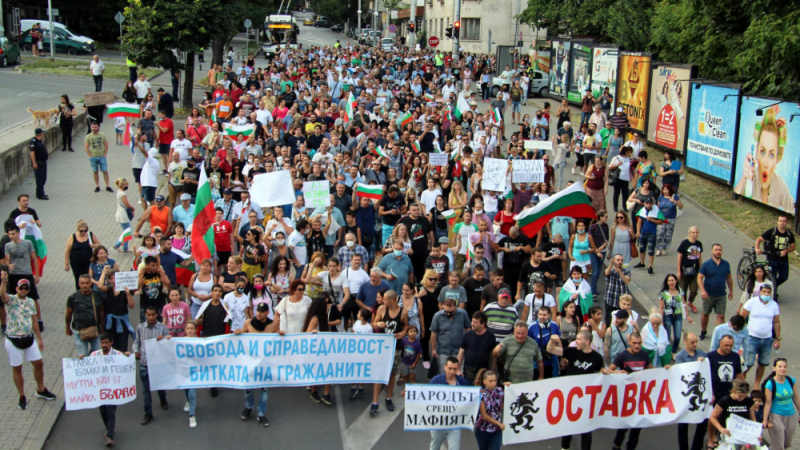 "Гнилата ябълка" Румяна Ченалова цъфна на протеста в Стара Загора СНИМКИ 