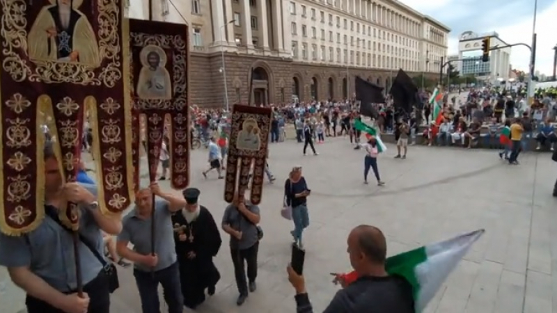 Протестите продължават: Хвърлят се бомбички, включи се и поп БЛИЦ TV