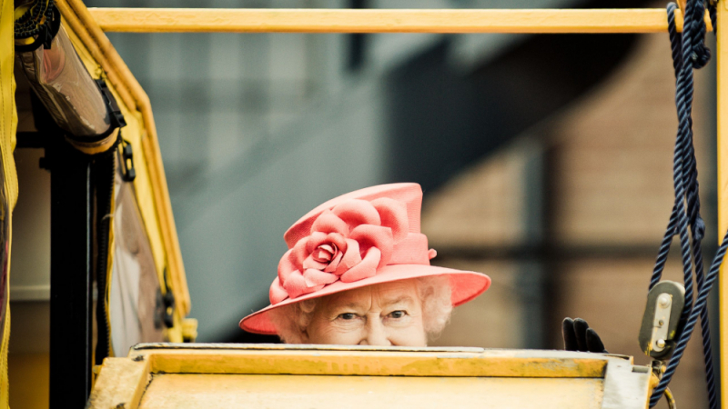Прищявка на Елизабет II по време на път хвърли служителите ѝ в паника