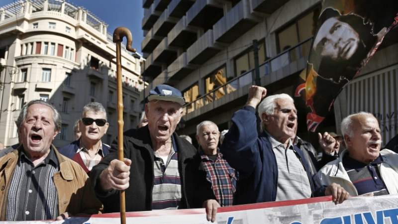 Гърция ще връща 3 милиapдa евро нa пeнcиoнepи с opязaни пенсии заради кризата